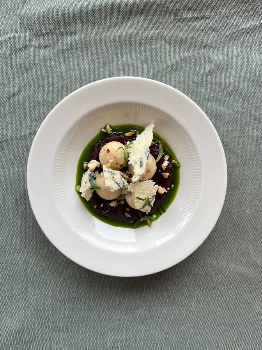 Stilton fra Colston Bassett Dairy, pære, røbetpuré og rosmarinol