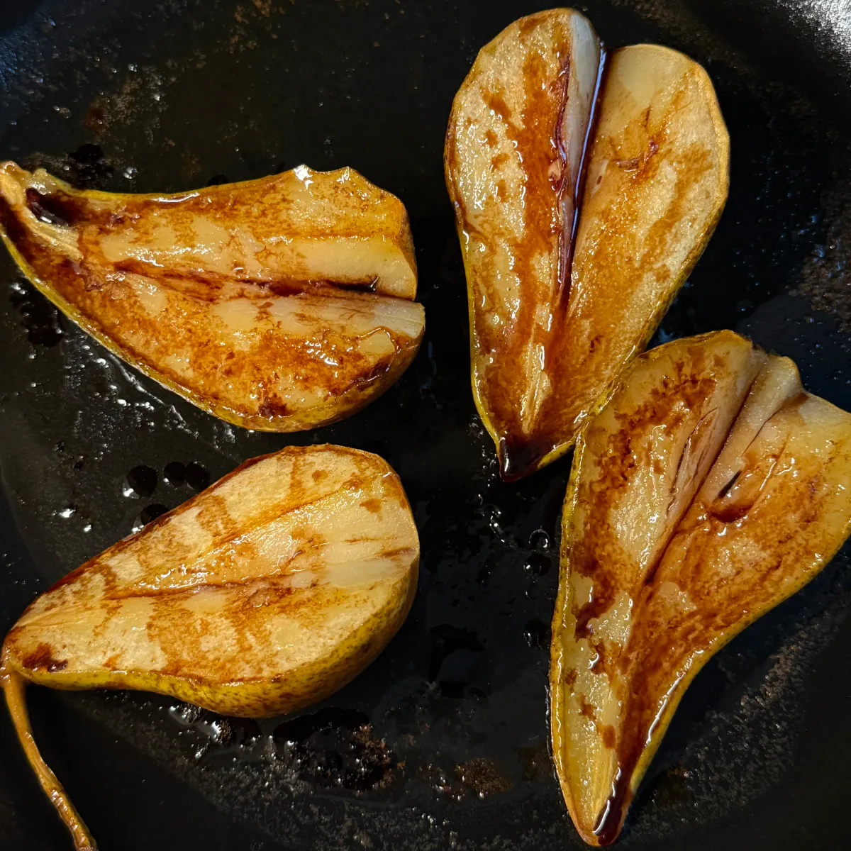 Balsamicostekte pærer med Prosciutto di Parma og Burrata